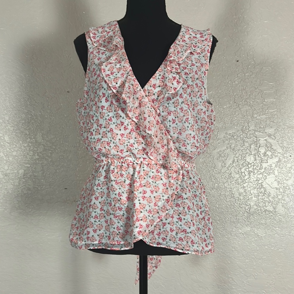 1749 NWT Max Studio Sleeveless Floral Blouse W/Tie Embellishment On Back. SzS